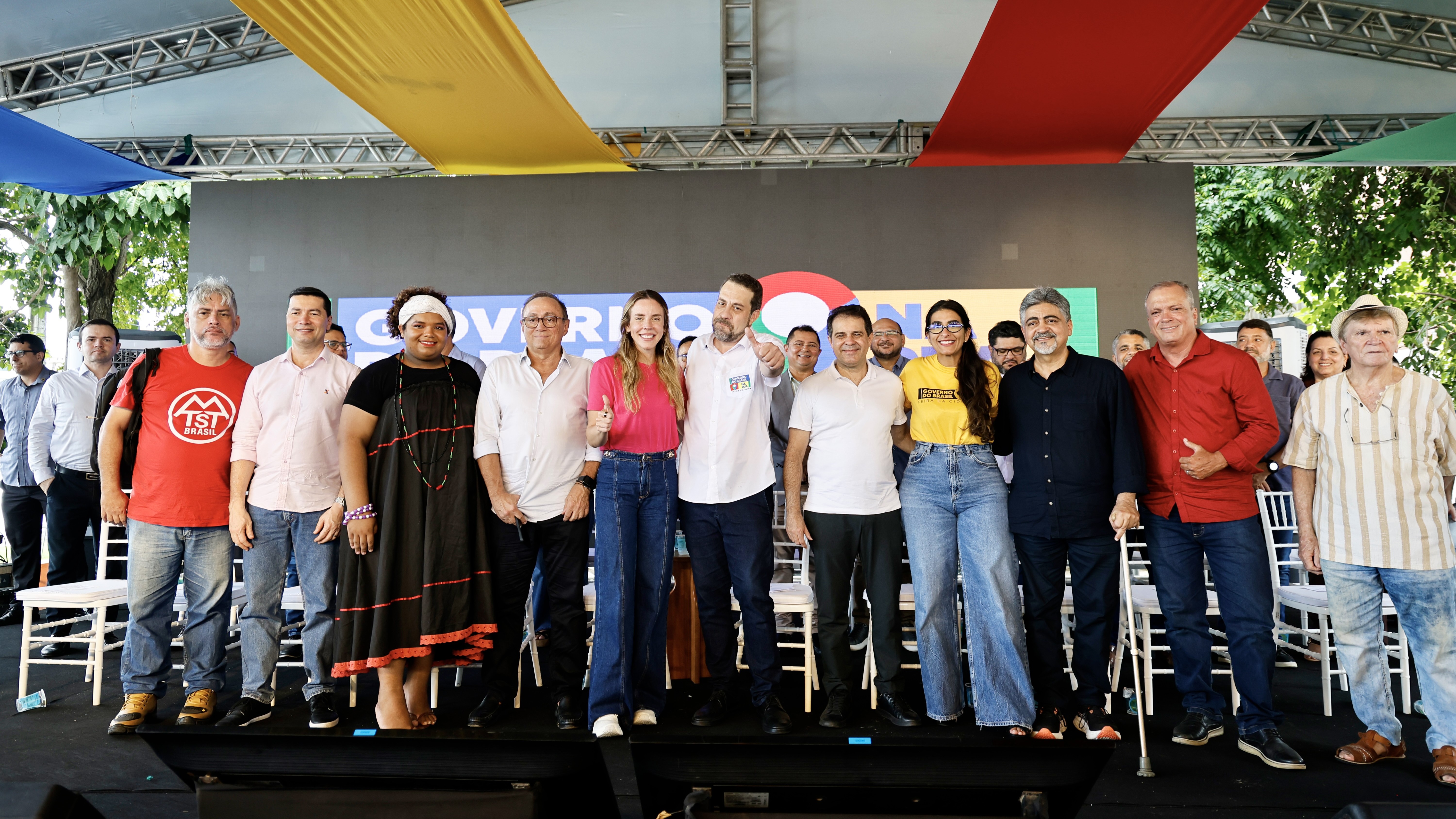 grupo de pessoas posa para a foto